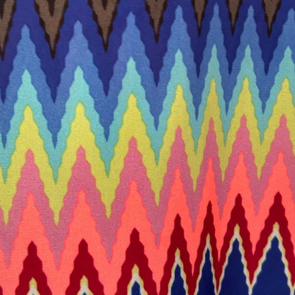 Vibrant Zigzag Patterned Women's Top Roll Tab Sleeve Size Small High Low Coverup - Picture 10 of 16
